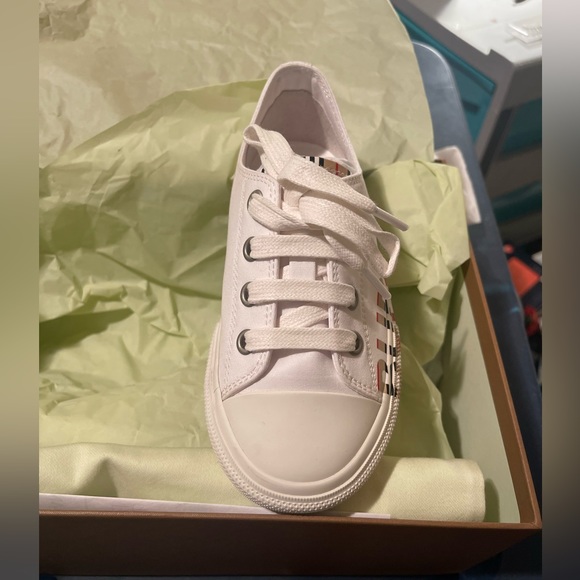 Boys Burberry Sneakers - Picture 4 of 5